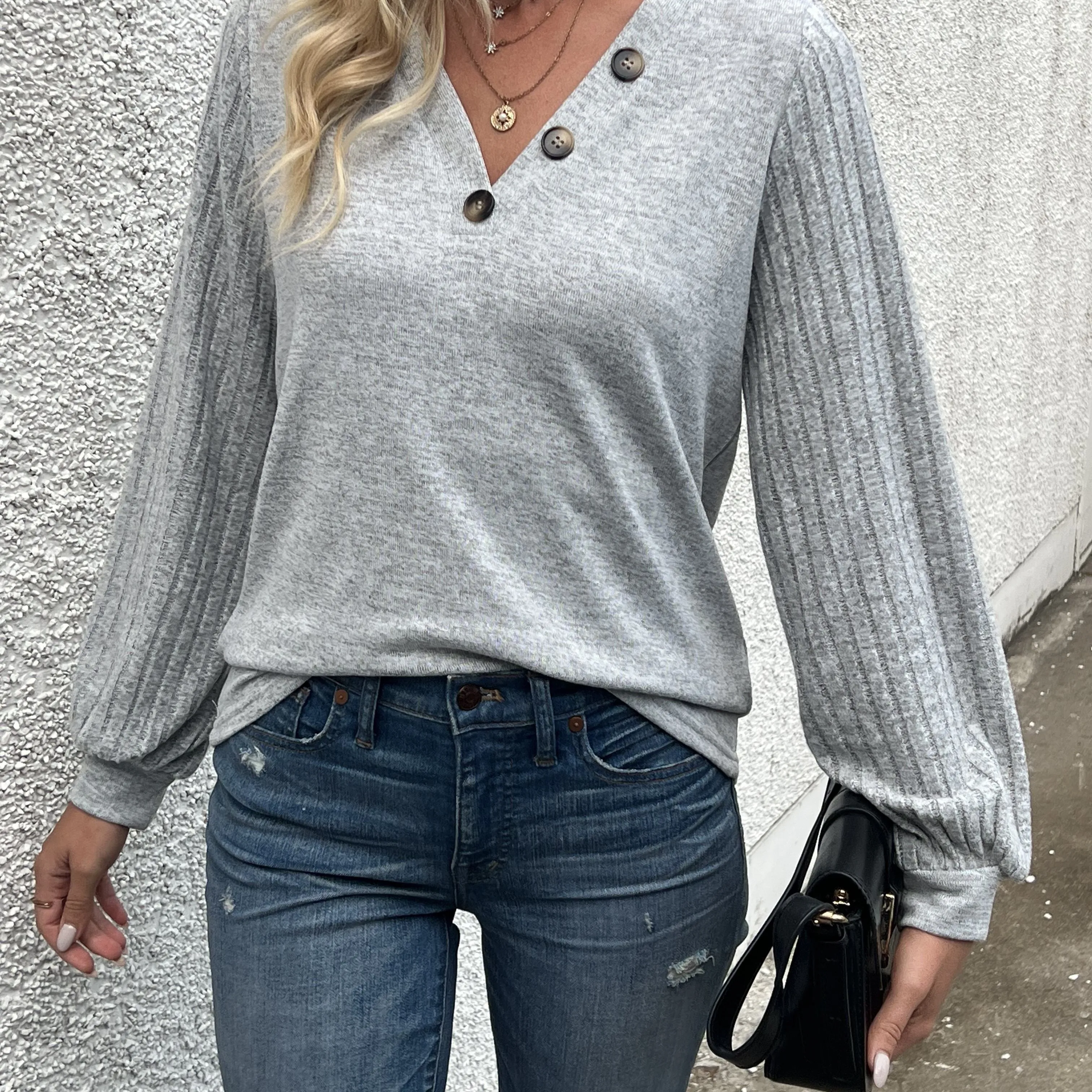 Cotton-Polyester T-shirt - V-neck & Button closure