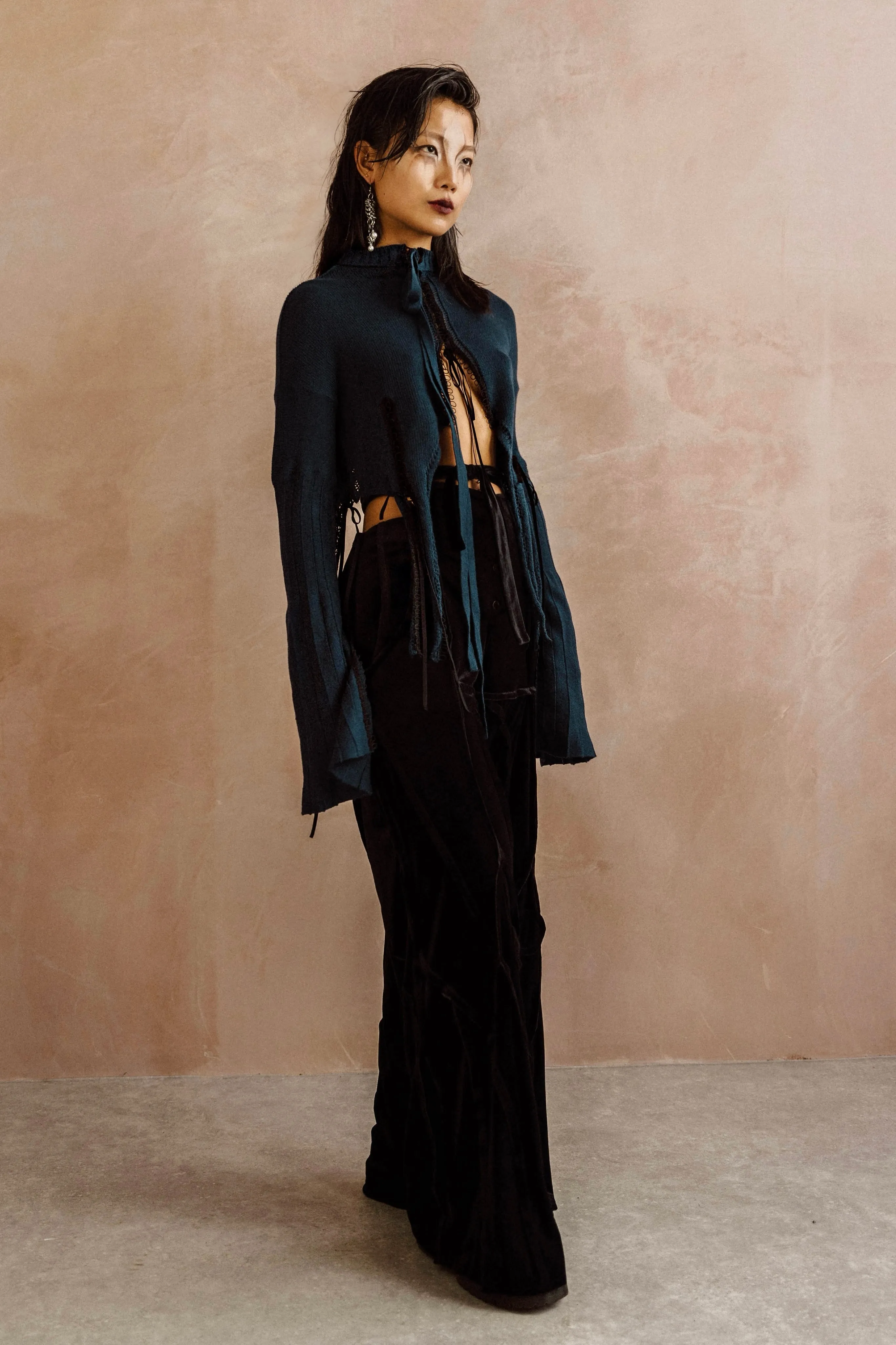 MANDRAGORA Cropped Navy Knit