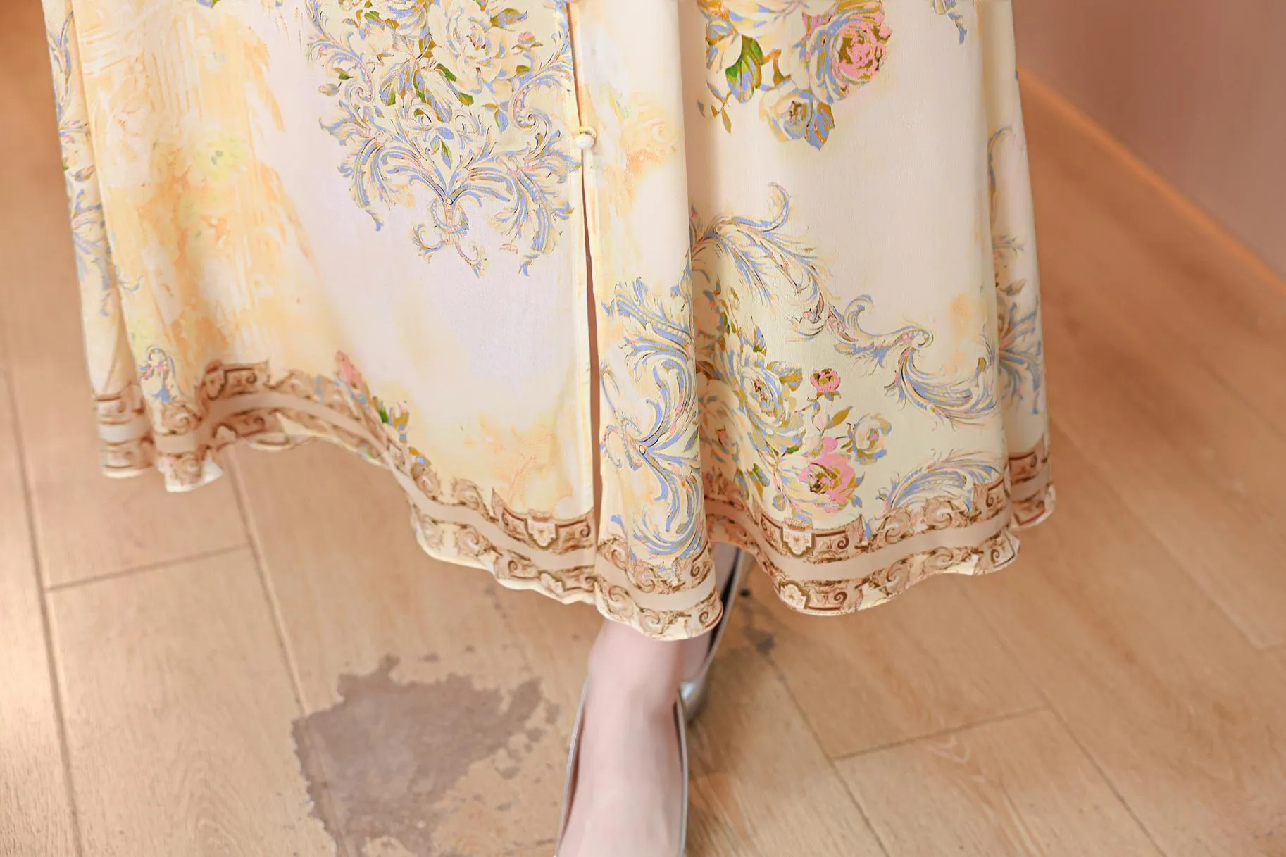 Women's Broderie Tea Dress with Short Sleeves for a Chic Vacation Look