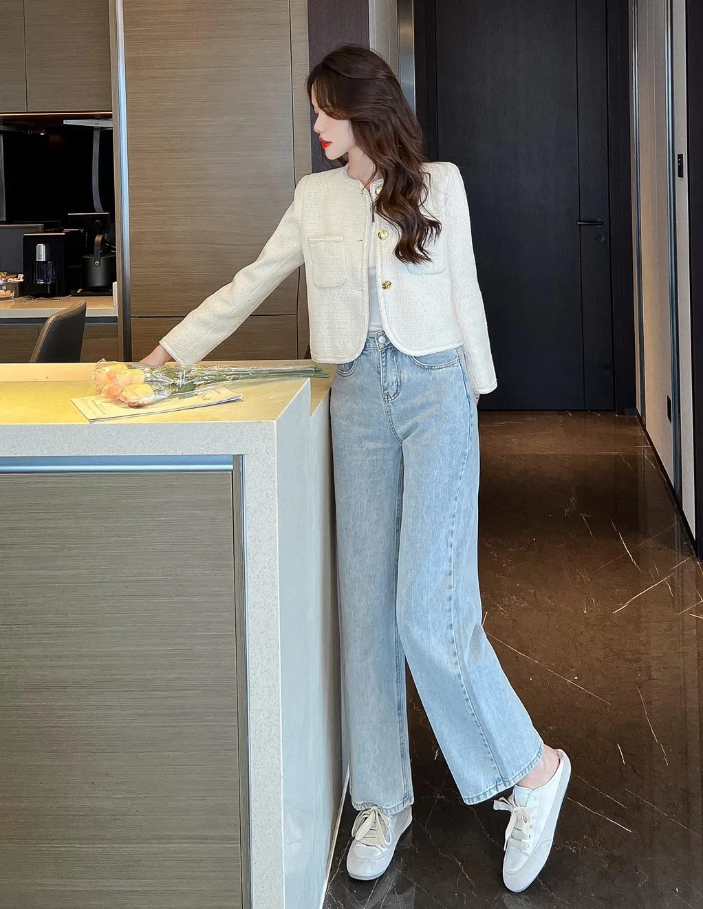 Women's Solid Button-up Blazer in Trendy Cropped Style