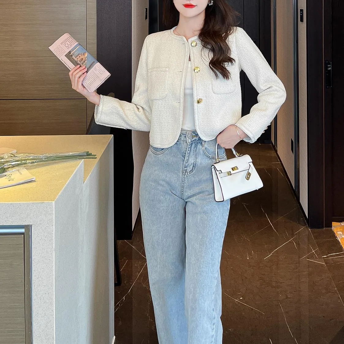 Women's Solid Button-up Blazer in Trendy Cropped Style